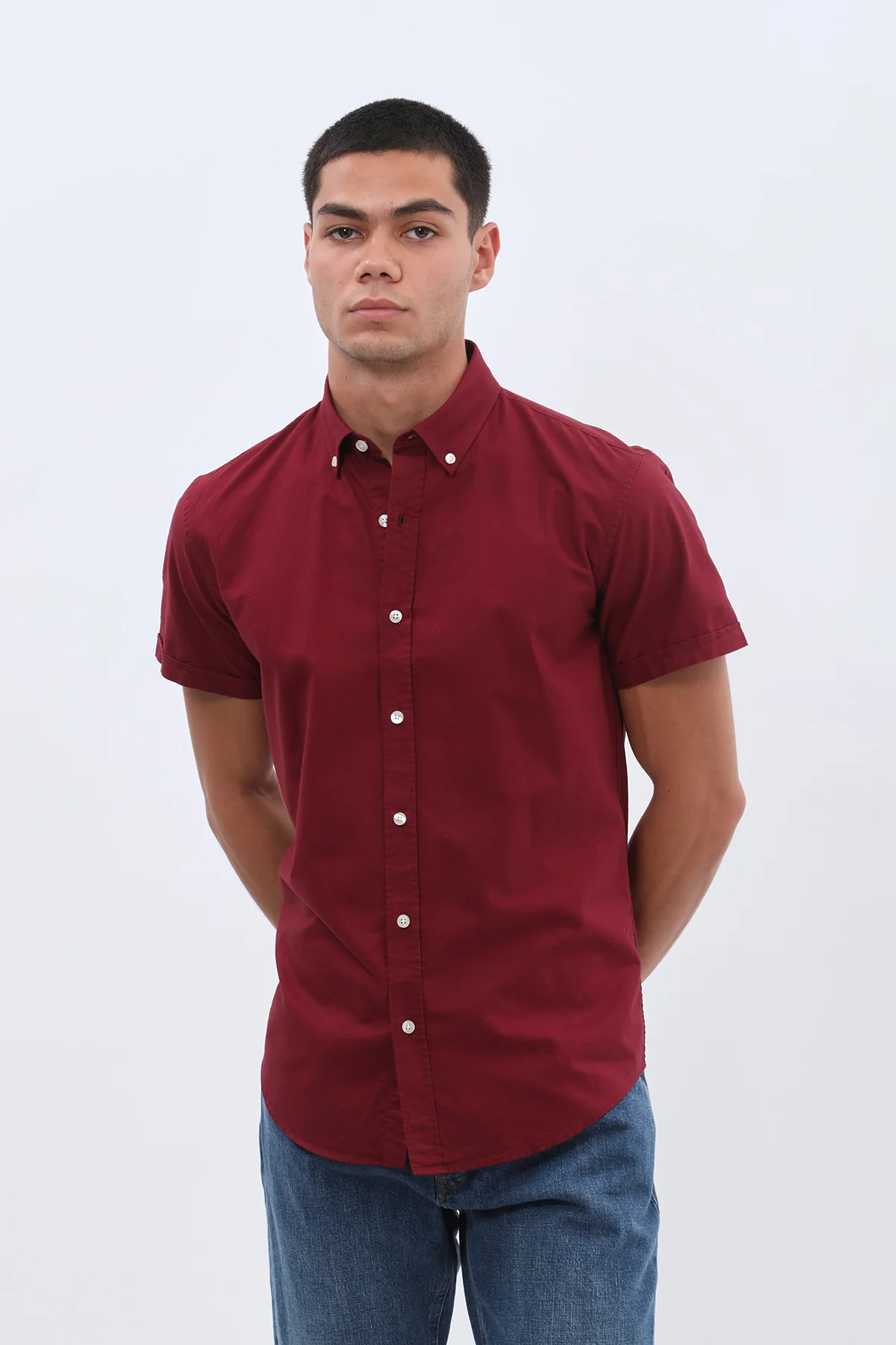 قميص أكسفورد بأكمام قصيرة وقبة بأزرار من SHIRTSPRO - لون أحمر بورجندي - Image 5