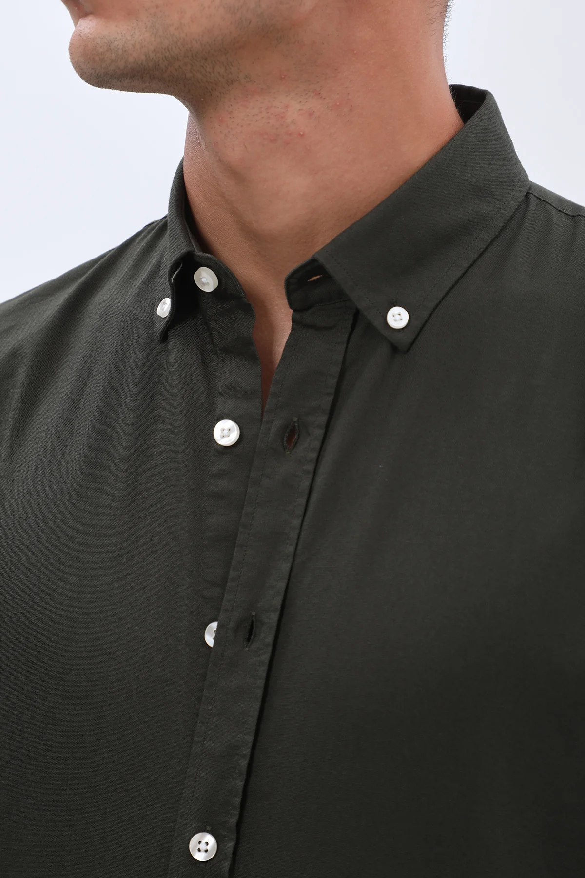 قميص أكسفورد بأكمام قصيرة وقبة بأزرار من SHIRTSPRO - لون زيتي
