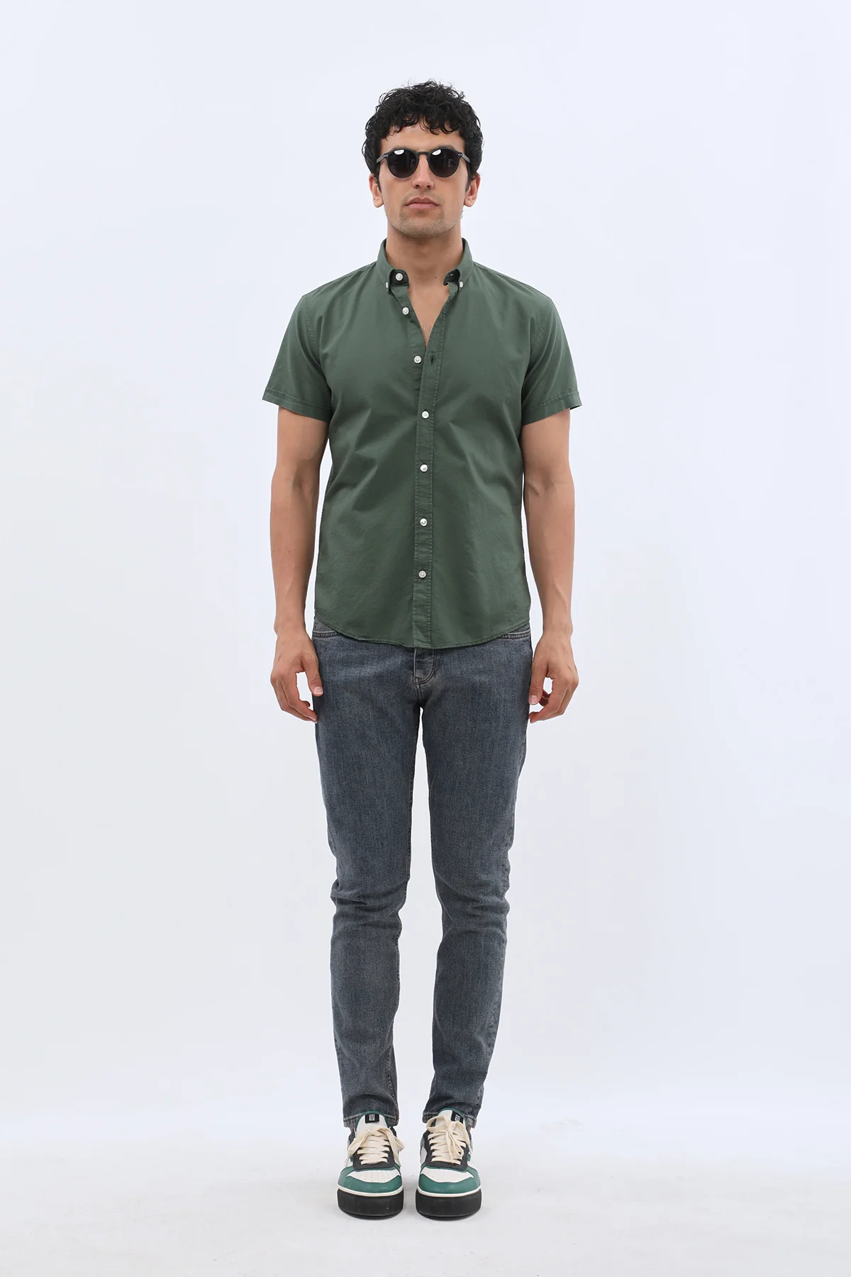 قميص أكسفورد بأكمام قصيرة وقبة بأزرار من SHIRTSPRO - لون أخضر جبلي - Image 3