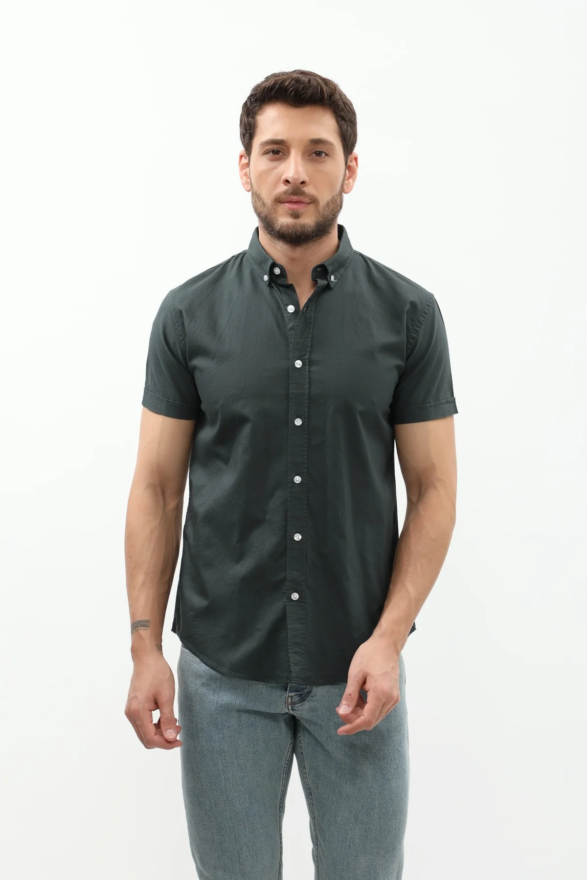 قميص أكسفورد بأكمام قصيرة وقبة بأزرار من SHIRTSPRO - لون زيتي باهت   - Image 2