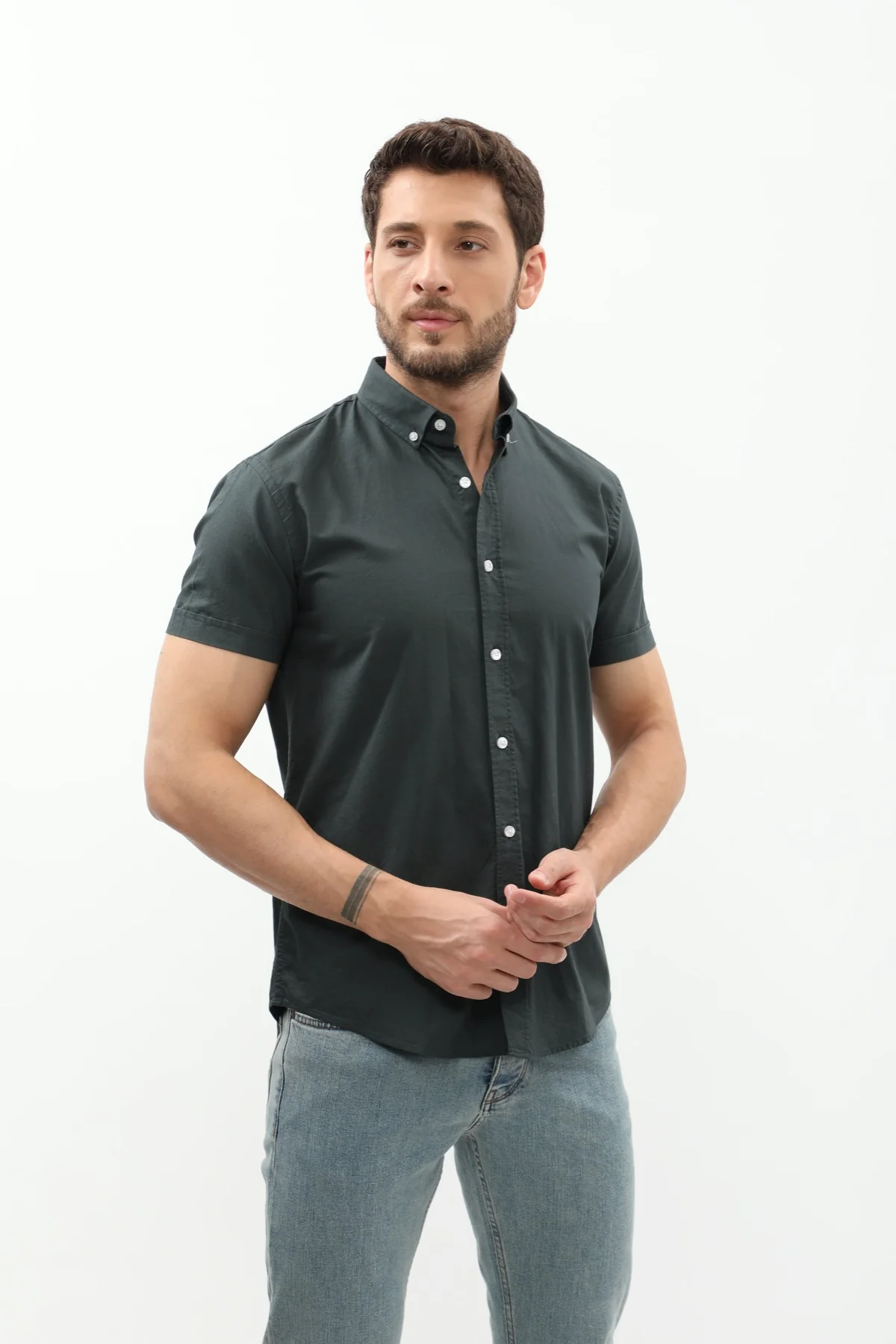 قميص أكسفورد بأكمام قصيرة وقبة بأزرار من SHIRTSPRO - لون زيتي باهت   - Image 3