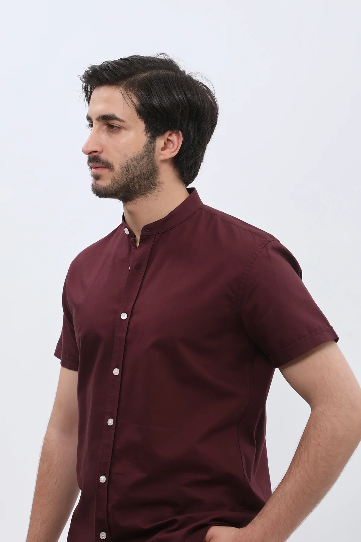 قميص أكسفورد بأكمام قصيرة وقبة ماندارين من SHIRTSPRO - لون أحمر بورجندي غامق - Image 2