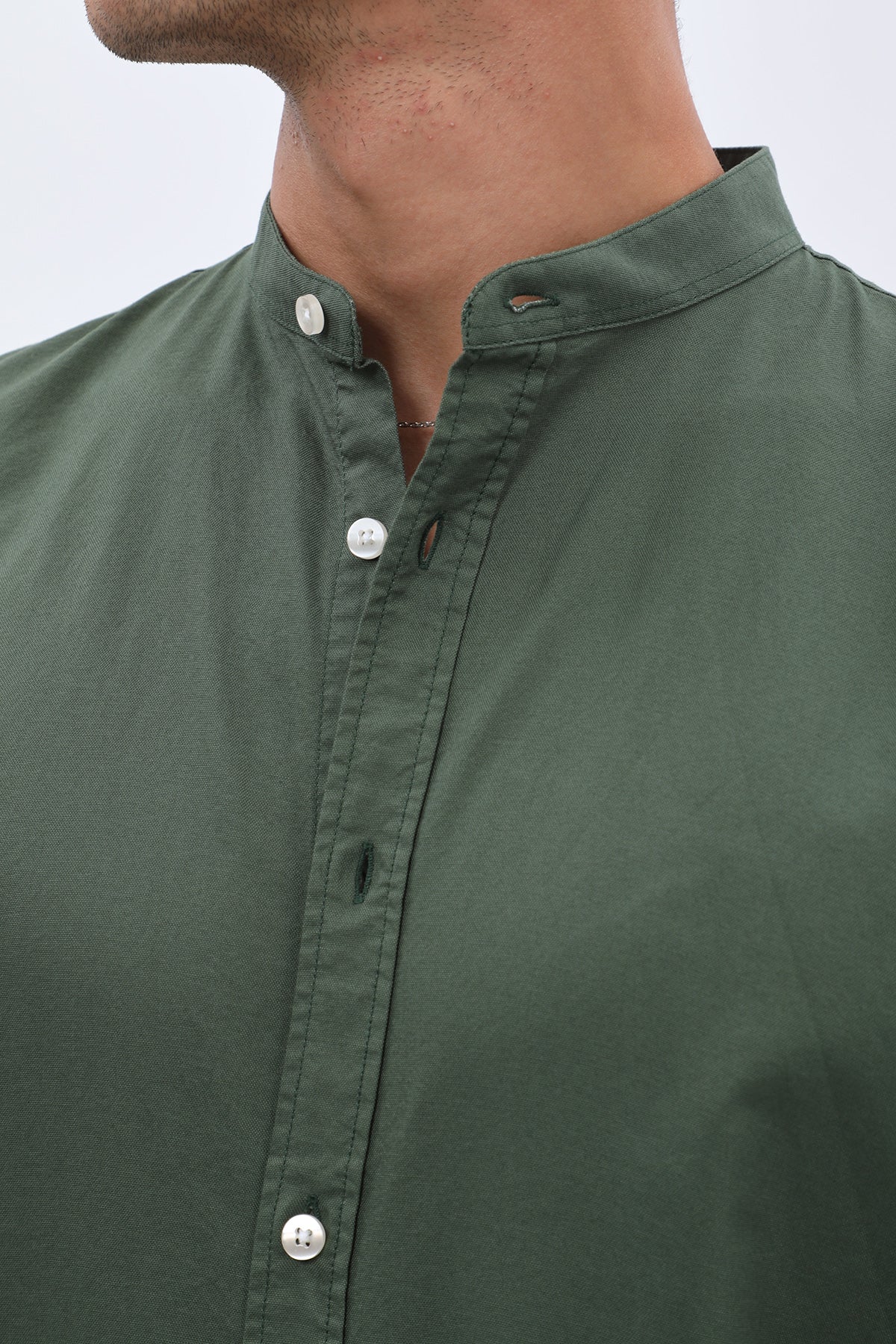 قميص أكسفورد بأكمام قصيرة وقبة ماندارين من SHIRTSPRO - لون أخضر جبلي