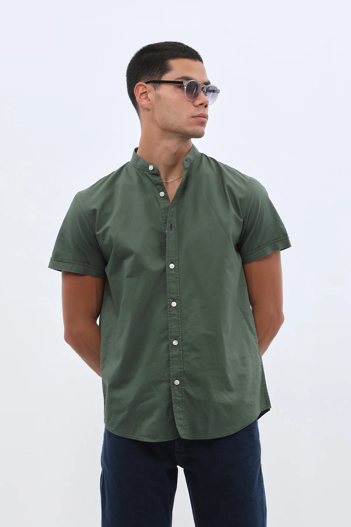 قميص أكسفورد بأكمام قصيرة وقبة ماندارين من SHIRTSPRO - لون أخضر جبلي - Image 2