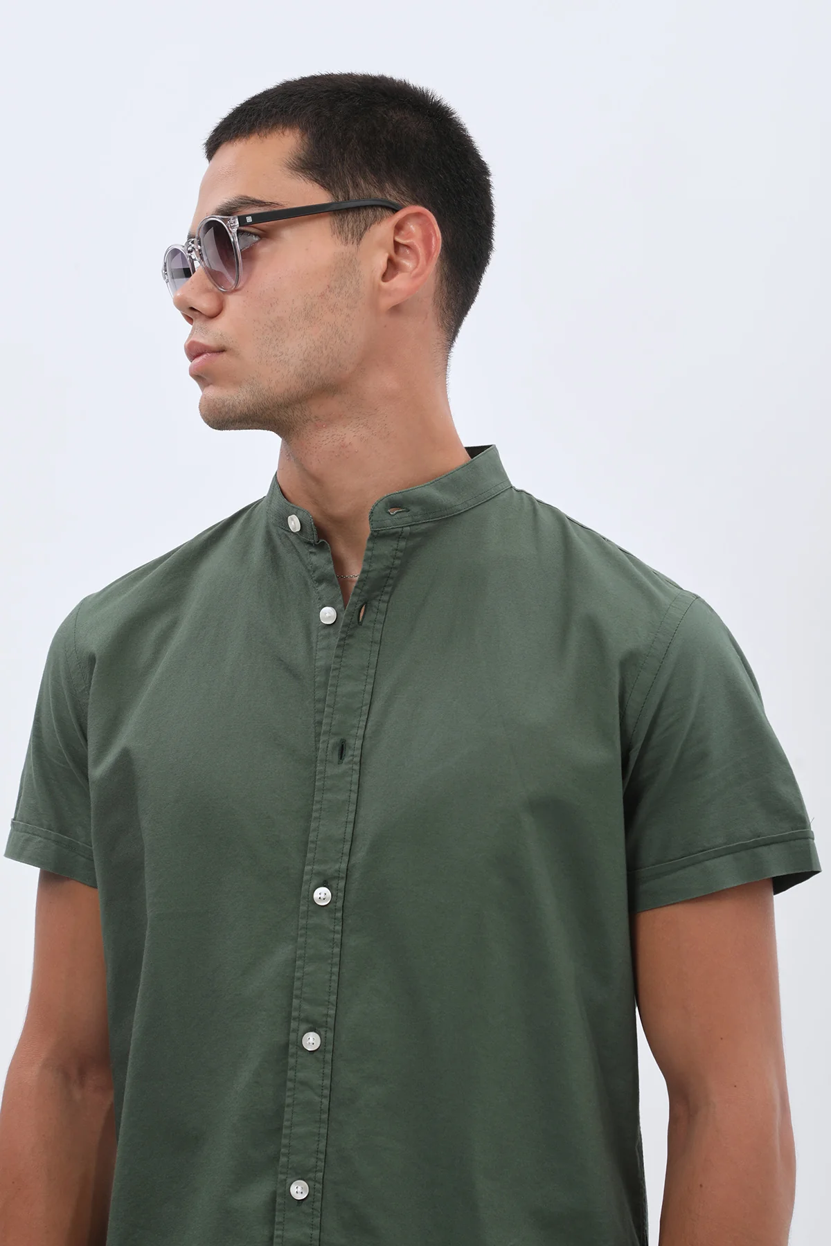 قميص أكسفورد بأكمام قصيرة وقبة ماندارين من SHIRTSPRO - لون أخضر جبلي - Image 4