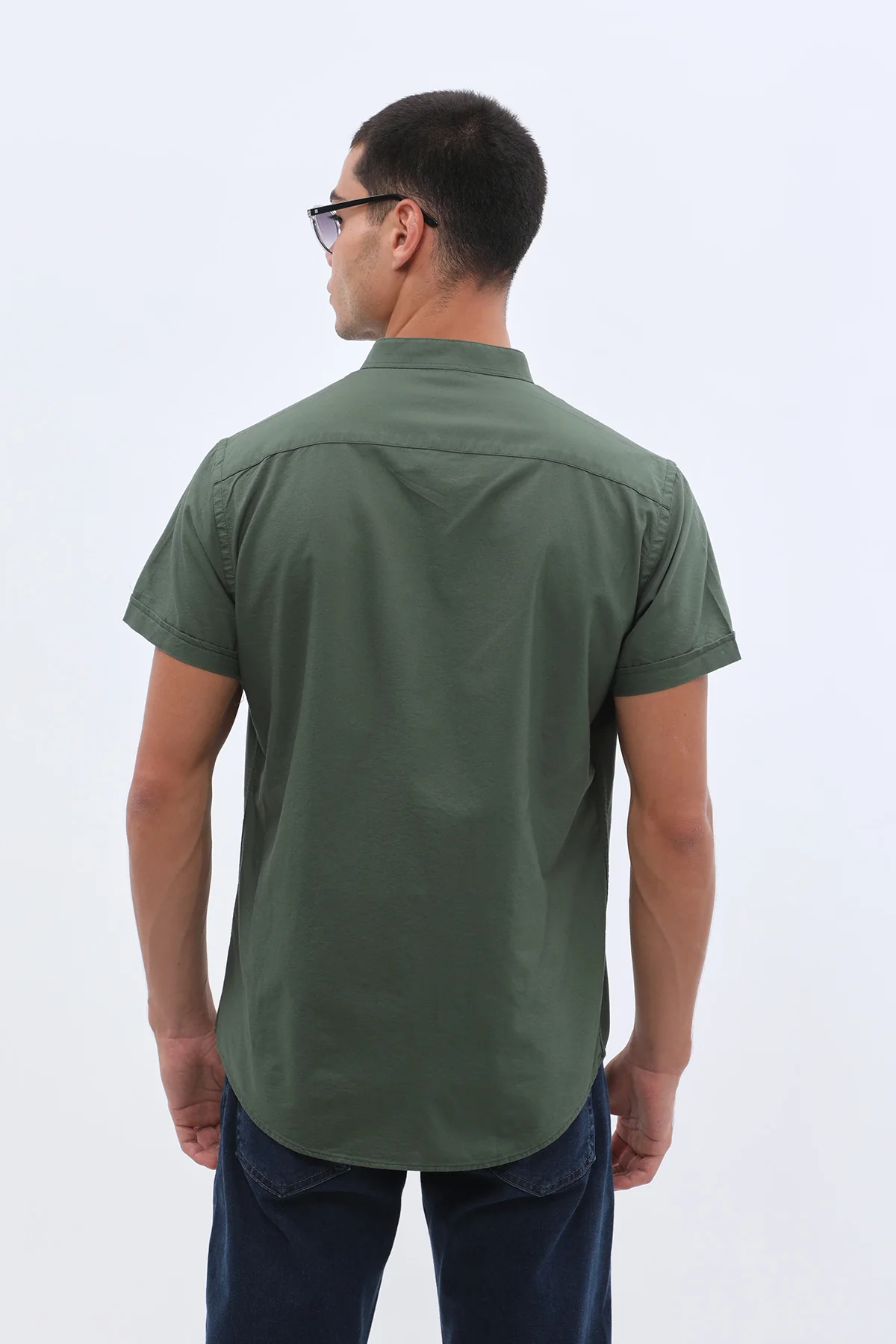 قميص أكسفورد بأكمام قصيرة وقبة ماندارين من SHIRTSPRO - لون أخضر جبلي - Image 5