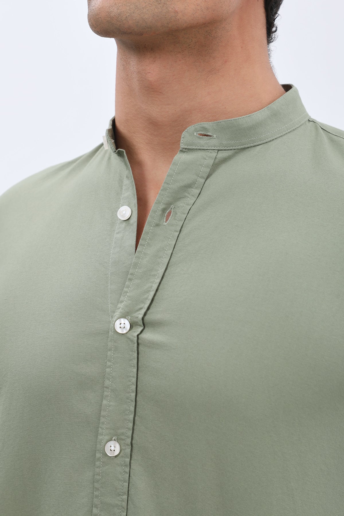 قميص أكسفورد بأكمام قصيرة وقبة ماندارين من SHIRTSPRO - لون أخضر زيتوني