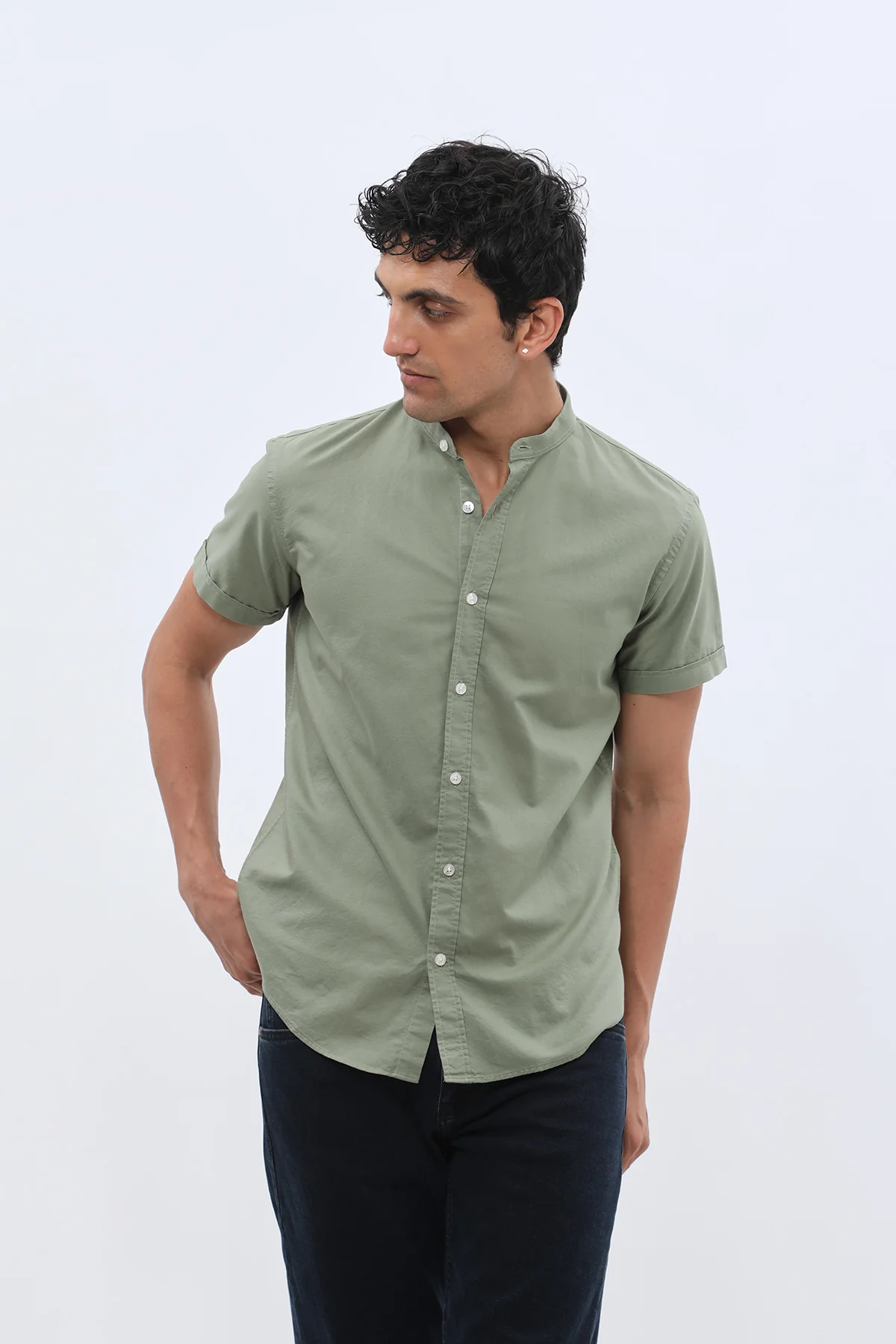 قميص أكسفورد بأكمام قصيرة وقبة ماندارين من SHIRTSPRO - لون أخضر زيتوني - Image 2