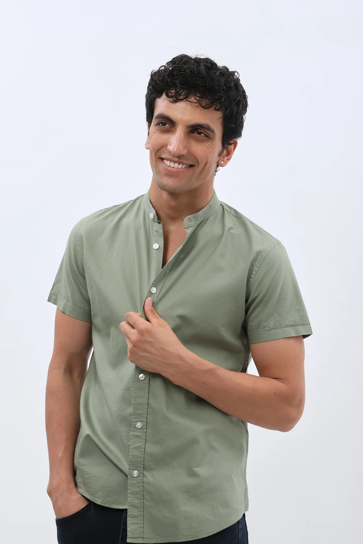 قميص أكسفورد بأكمام قصيرة وقبة ماندارين من SHIRTSPRO - لون أخضر زيتوني - Image 4