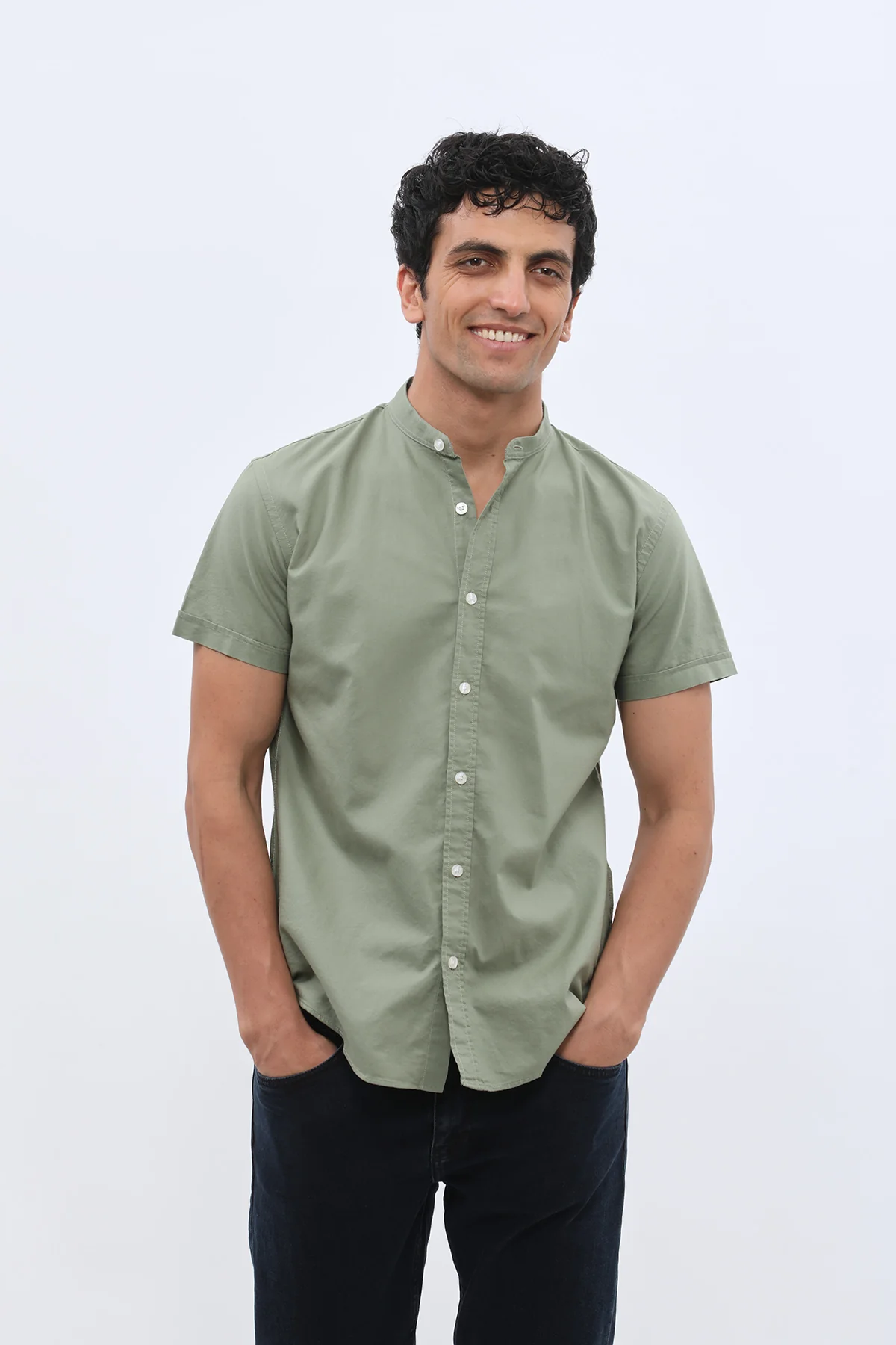 قميص أكسفورد بأكمام قصيرة وقبة ماندارين من SHIRTSPRO - لون أخضر زيتوني - Image 5