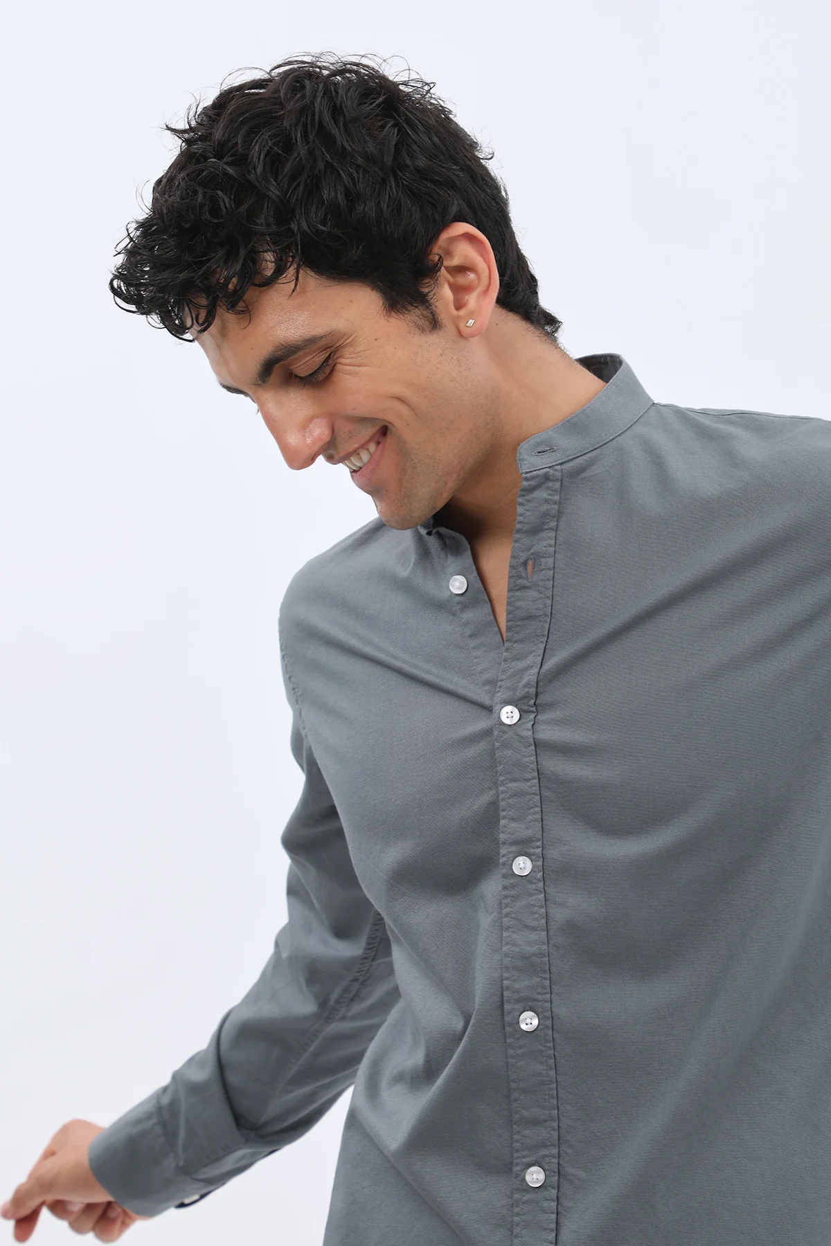 قميص أكسفورد بقبة ماندارين من SHIRTSPRO - لون دخاني

 - Image 4